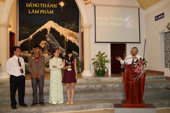 MS Phan Chí Tâm hướng dẫn 2 thân hữu cầu nguyện tin Chúa